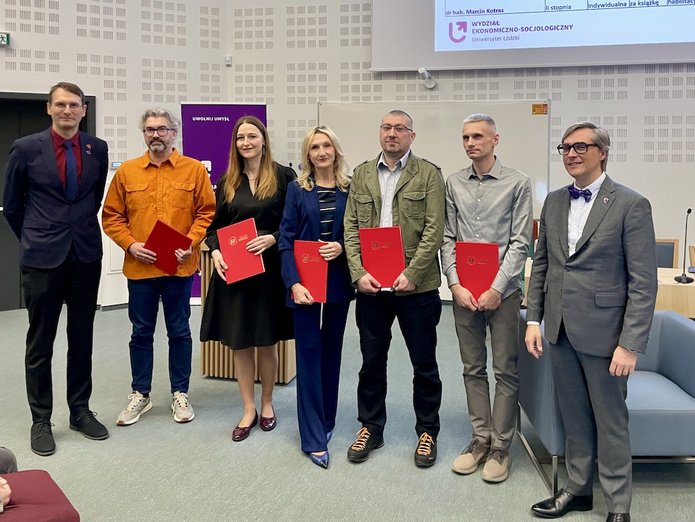 Grupa osób odbierająca nagrody