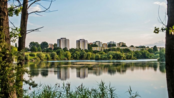 Położone nad rzeką osiedle bloków mieszkalnych